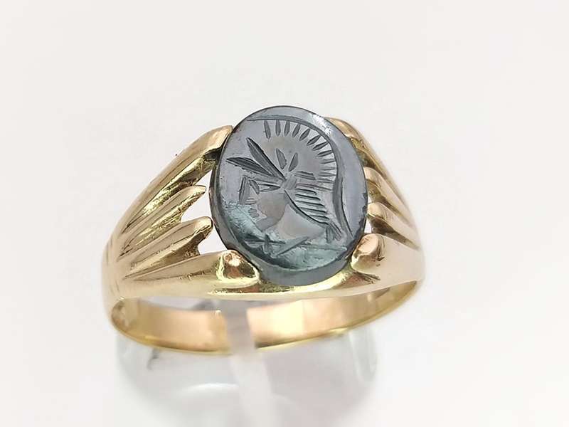 Vintage centurion hematite signet ring (9ct gold)