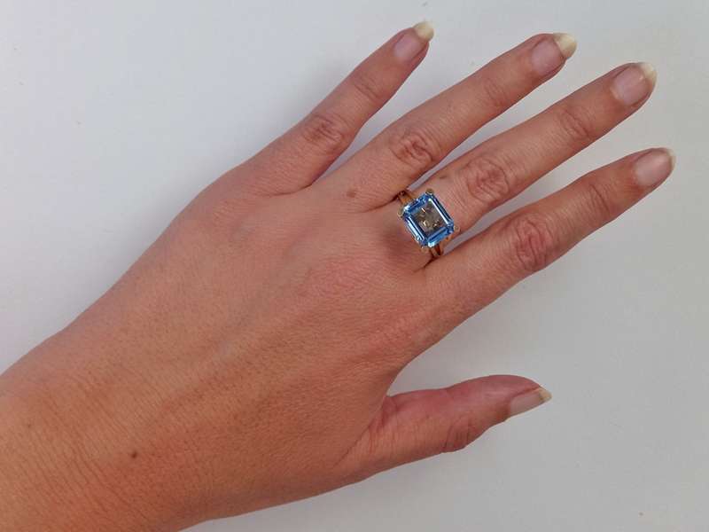 Amazing 14ct gold & blue topaz cocktail ring