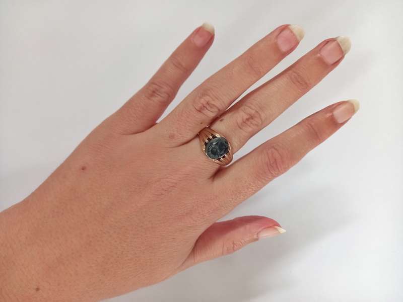 Vintage centurion hematite signet ring (9ct gold)