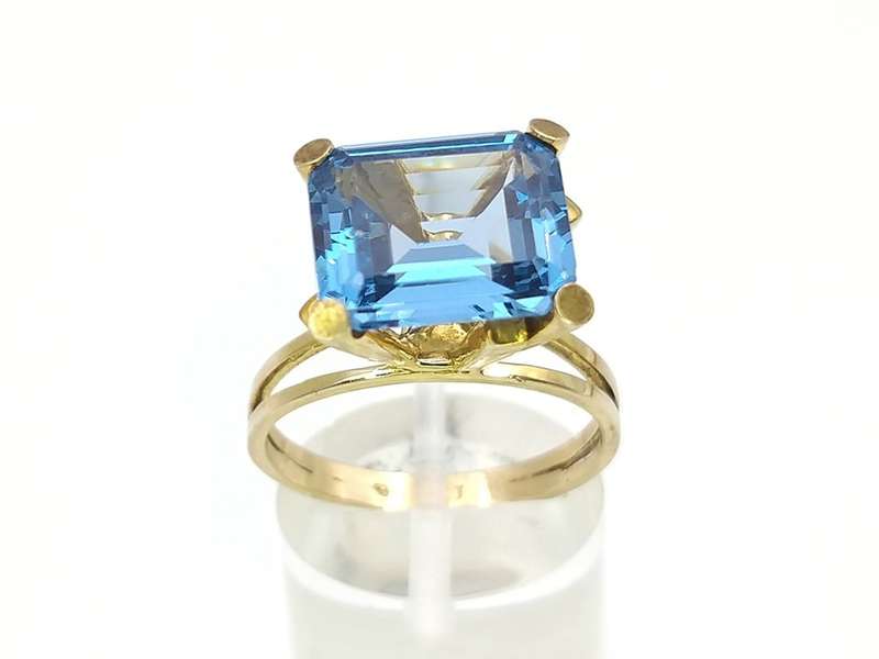 Amazing 14ct gold & blue topaz cocktail ring
