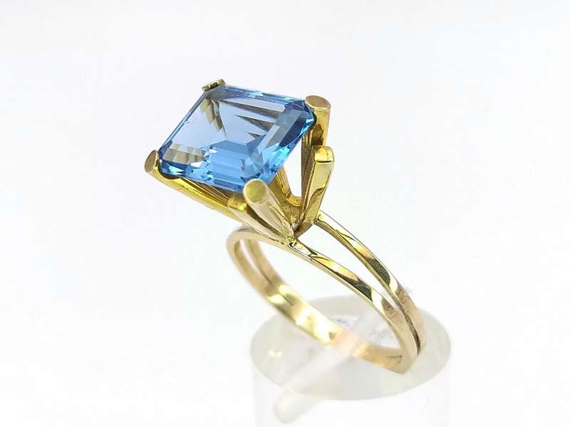 Amazing 14ct gold & blue topaz cocktail ring