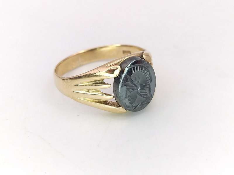 Vintage centurion hematite signet ring (9ct gold)