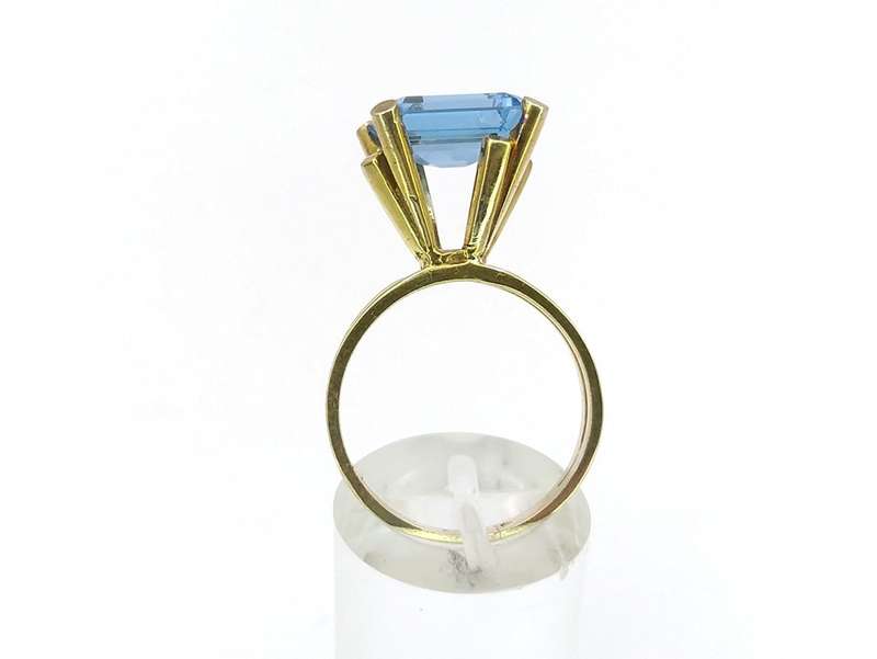 Amazing 14ct gold & blue topaz cocktail ring