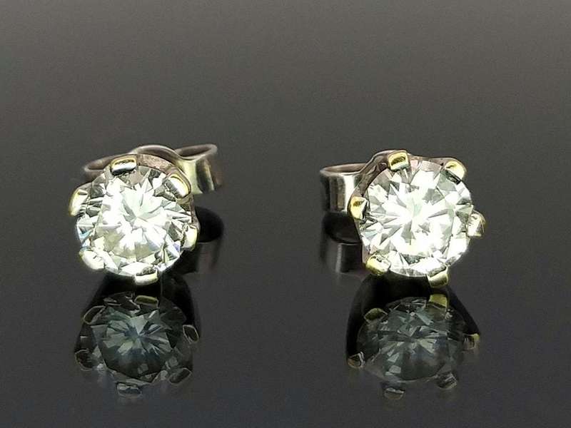 Exceptional white diamond studs (18ct white gold)