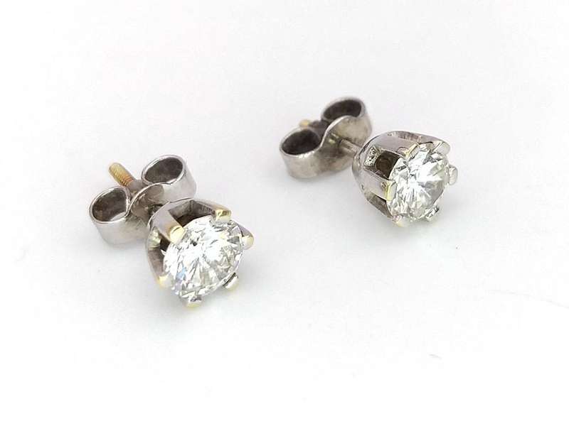 Exceptional white diamond studs (18ct white gold)