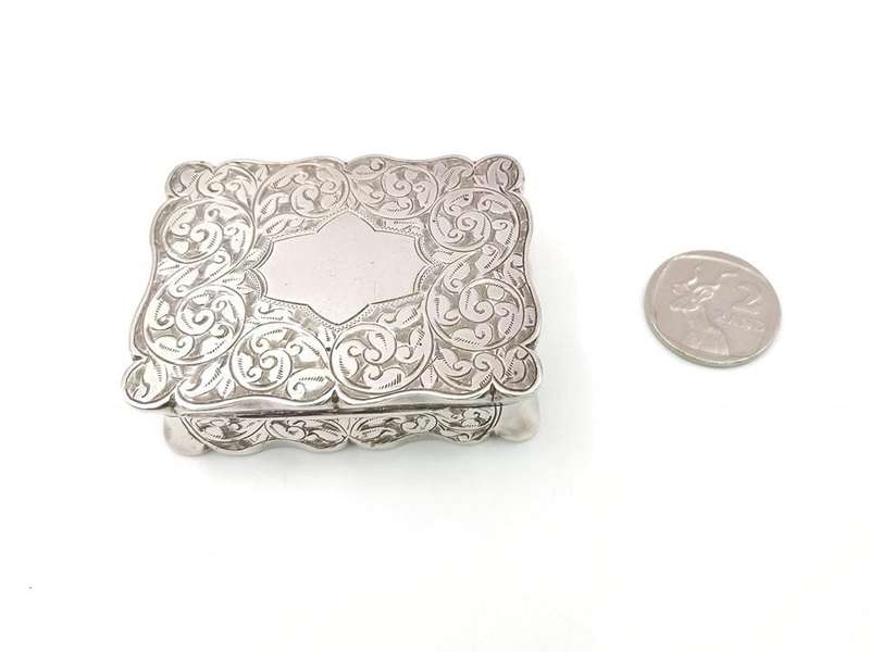 Edwardian engraved sterling silver snuff box