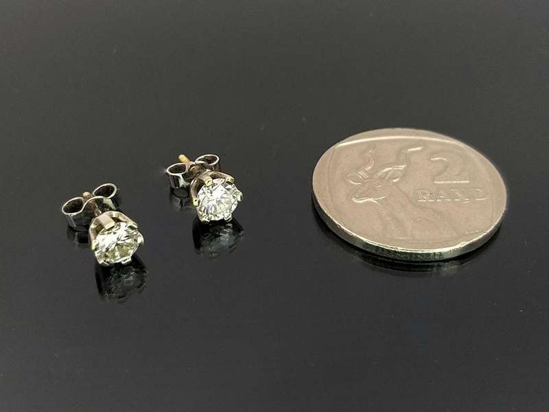 Exceptional white diamond studs (18ct white gold)