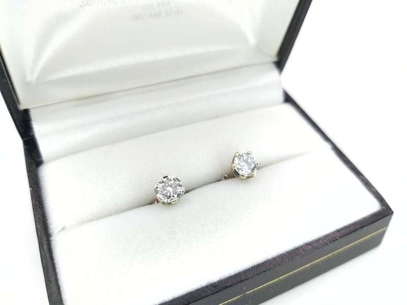 Exceptional white diamond studs (18ct white gold)