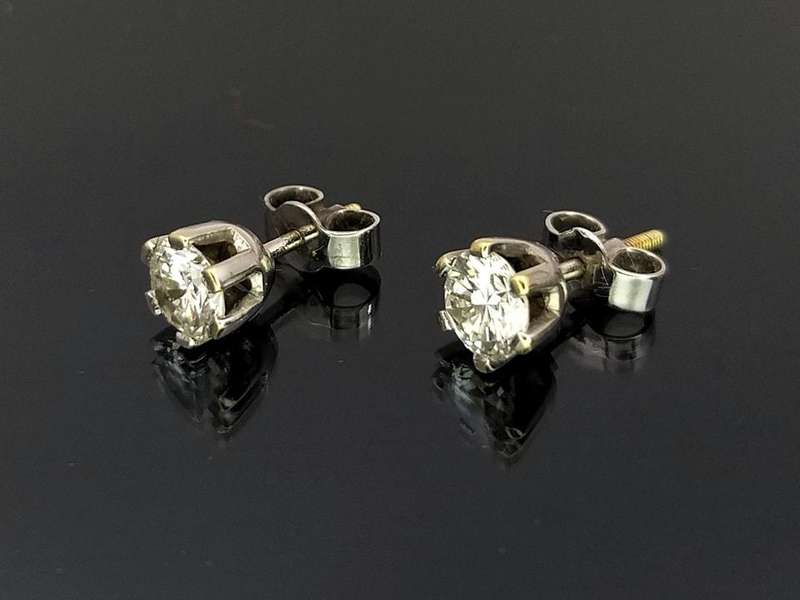 Exceptional white diamond studs (18ct white gold)
