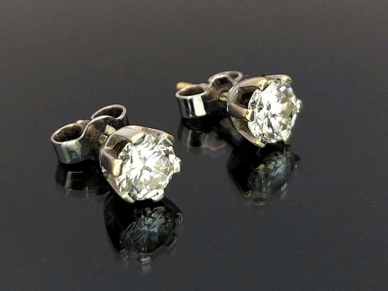 Exceptional white diamond studs (18ct white gold)