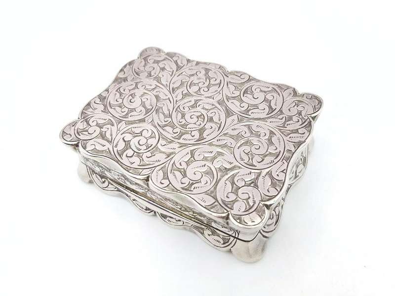 Edwardian engraved sterling silver snuff box