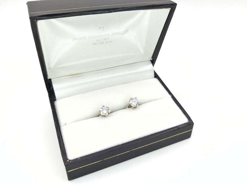 Exceptional white diamond studs (18ct white gold)