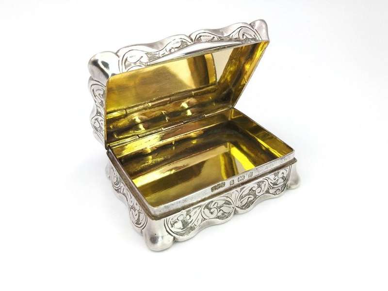 Edwardian engraved sterling silver snuff box
