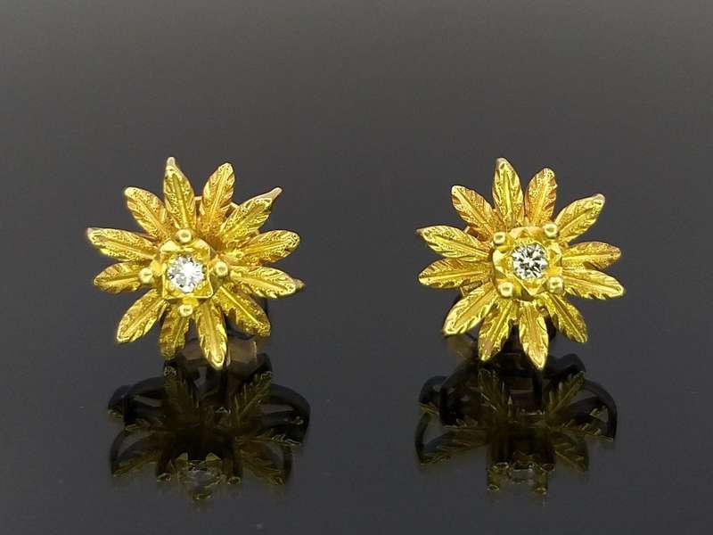 Vintage 18ct gold and diamond flower earrings