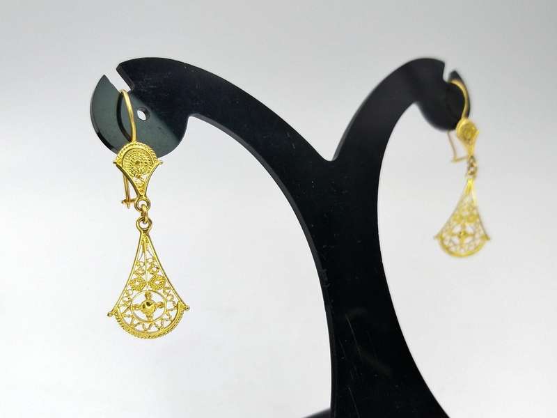 Beautiful 18ct gold filigree pendant earrings