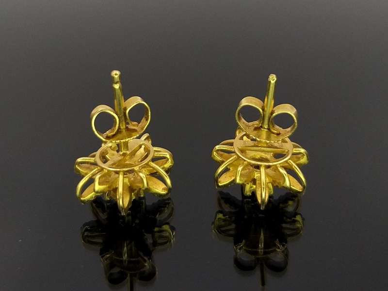 Vintage 18ct gold and diamond flower earrings