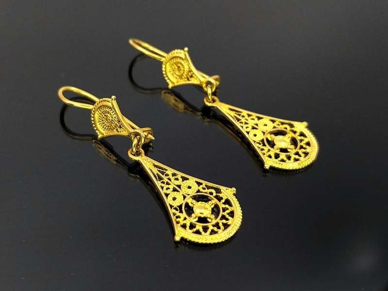 Beautiful 18ct gold filigree pendant earrings