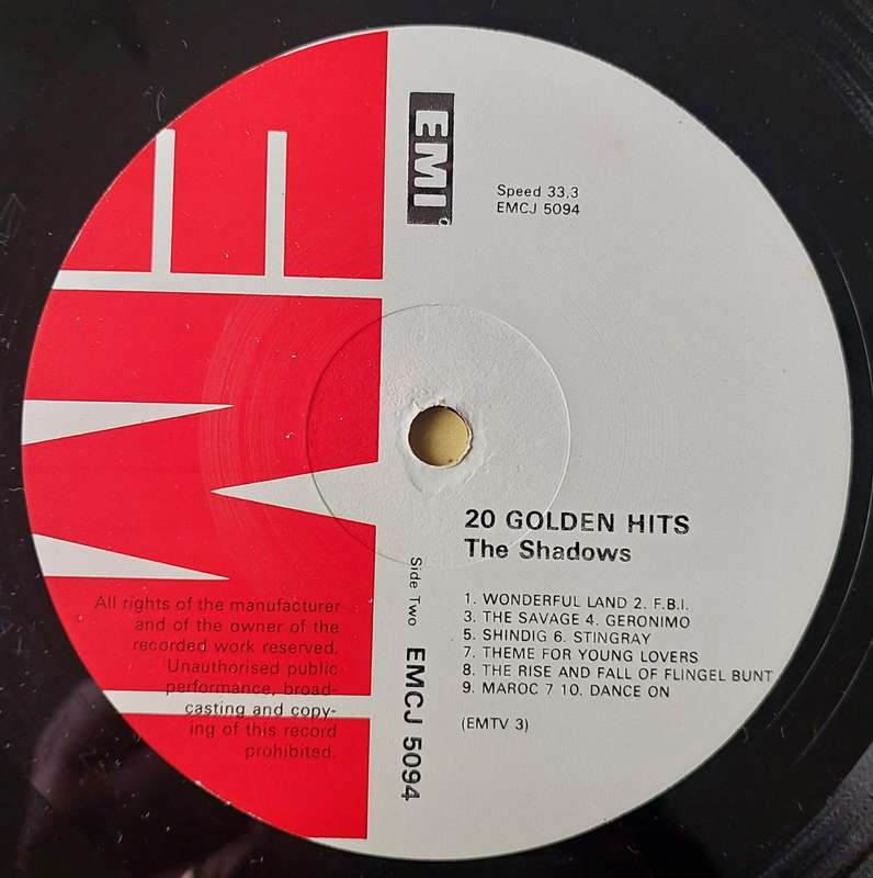 THE SHADOWS - 20 GOLDEN GREATS (RHODESIA) ***LABEL ERROR ***