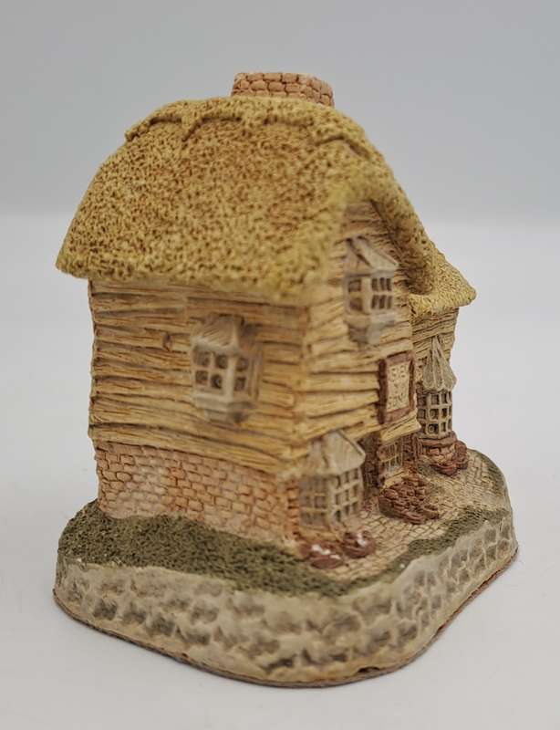 1982 David Winter Cottage Collection "The Village Shop" Hand Made in Great Britain.