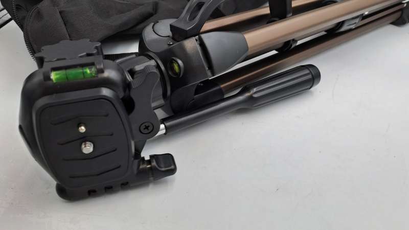 Large MI-3730 Aluminium  Camera Tripod with bag -  Water level adjustments 1,8m Plus