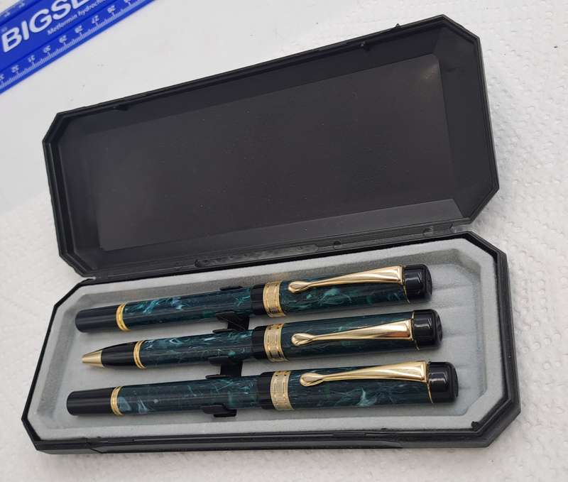 Vintage German pen Gift set, Iradium nib fountain pen and 2 pens ink is dry-in Box