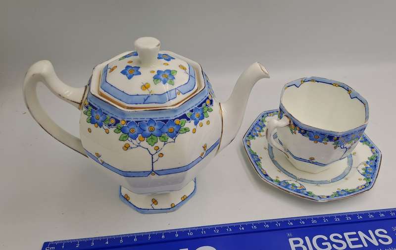 Small Royal Doulton Arvon Art Deco Teapot H3911 no 11 (Tea For One ) with one Duo