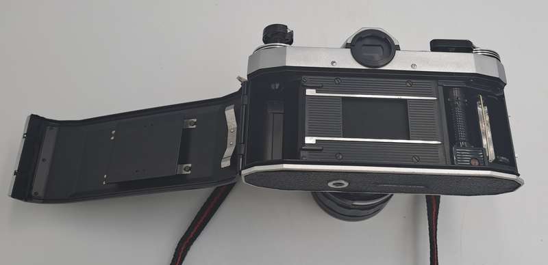Vintage Praktica PL nova 1 35mm Camera with 1:2.8 F28mm Lens and skilight filter