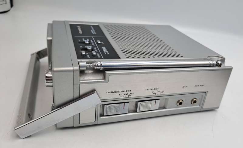 Vintage Sanyo AM/FM Quartz Clock Radio & TV Model TMP 2170 with Leather Cover
