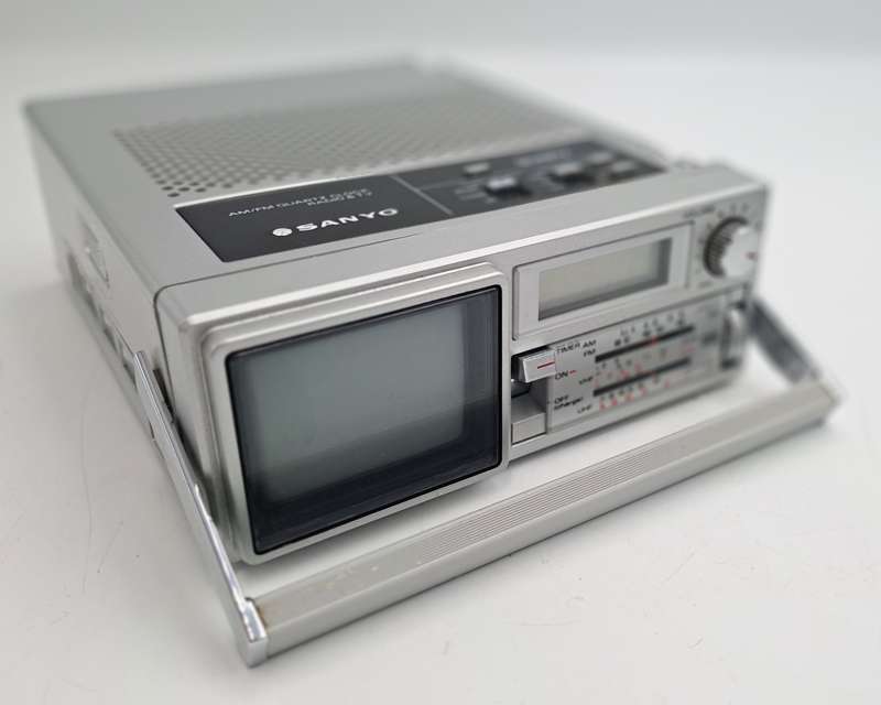 Vintage Sanyo AM/FM Quartz Clock Radio & TV Model TMP 2170 with Leather Cover