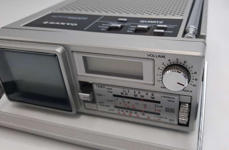 Vintage Sanyo AM/FM Quartz Clock Radio & TV Model TMP 2170 with Leather Cover