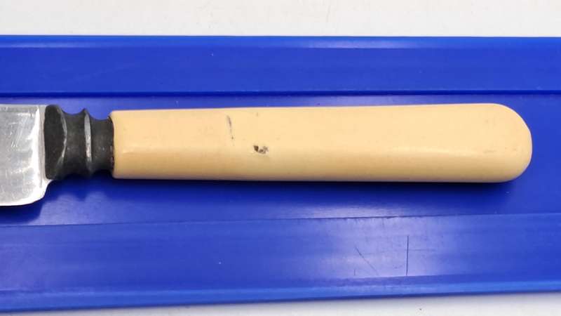 6 Antique / Vintage Butter Knifes Warrented Sheffield -England 21cm