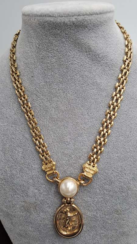Gold Tone NECKLACE  with Pendant 46cm