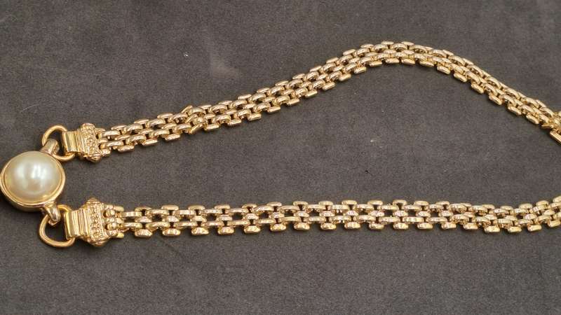 Gold Tone NECKLACE  with Pendant 46cm