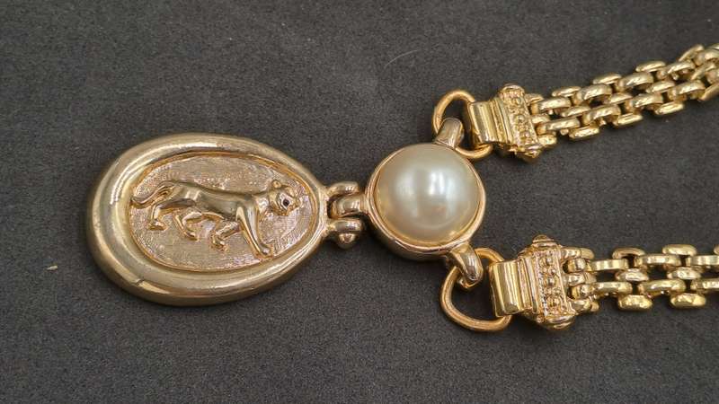 Gold Tone NECKLACE  with Pendant 46cm