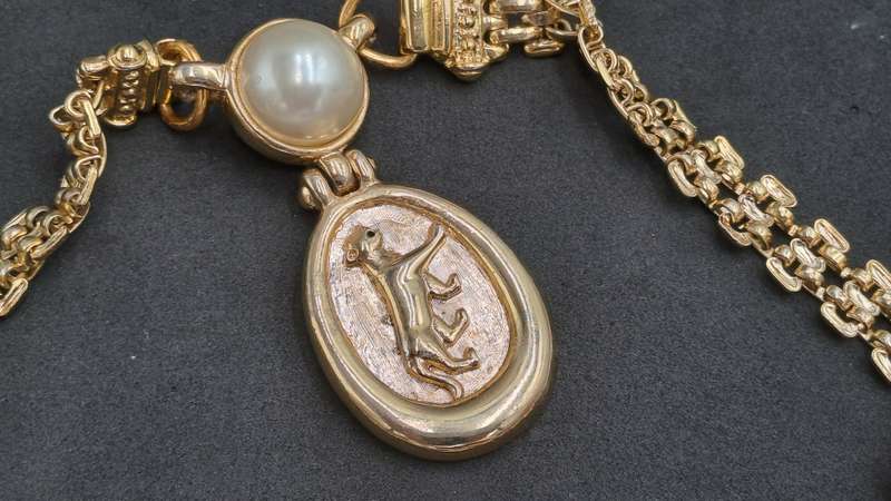 Gold Tone NECKLACE  with Pendant 46cm
