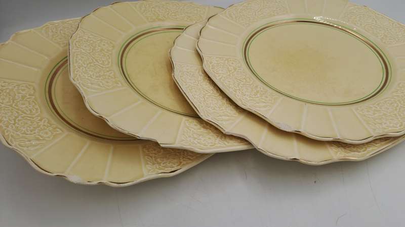 4 Vintage 1930's Myott Son & Co Ltd Cream Plates 22,3cm - Pattern 1338 -England (Chipped)