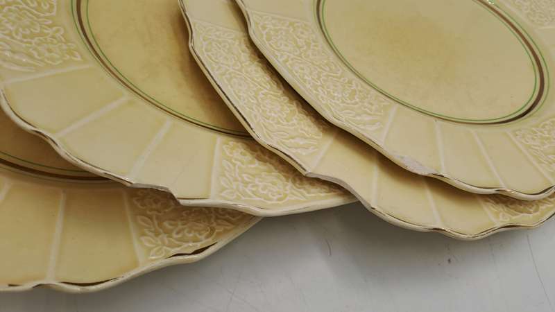 4 Vintage 1930's Myott Son & Co Ltd Cream Plates 22,3cm - Pattern 1338 -England (Chipped)