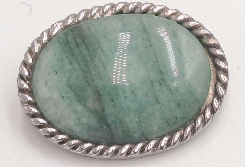 Vintage Oval Jade Brooch 3,7cm x 3,8cm