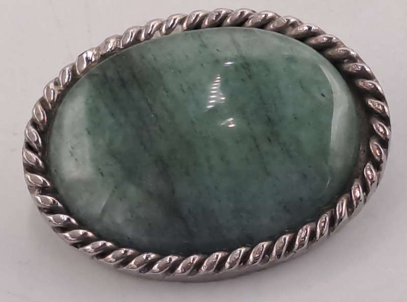 Vintage Oval Jade Brooch 3,7cm x 3,8cm