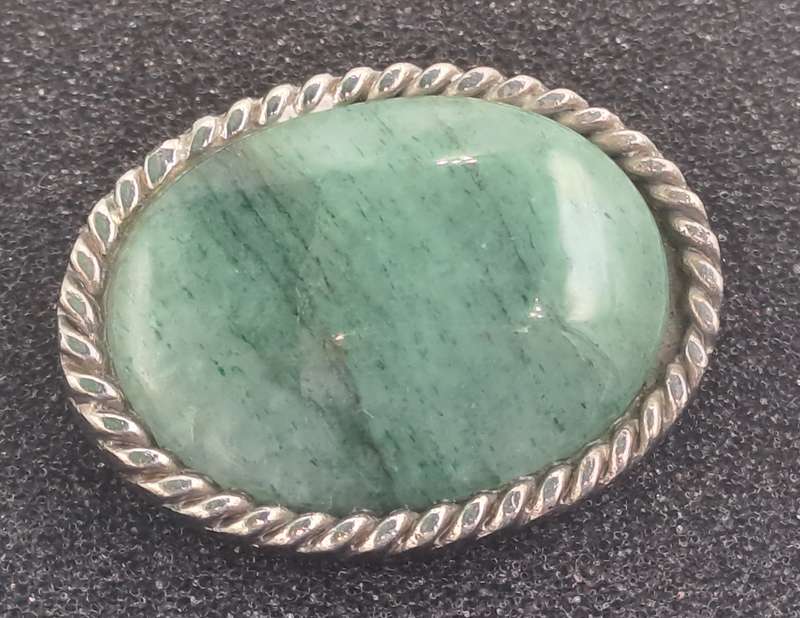 Vintage Oval Jade Brooch 3,7cm x 3,8cm