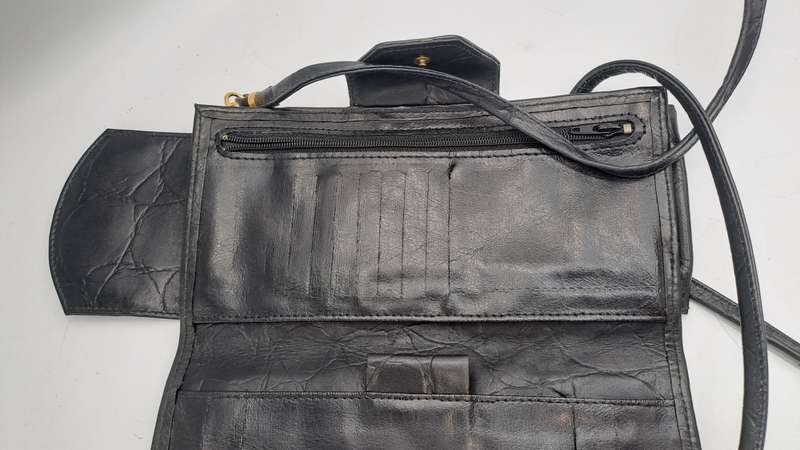 Pre-owned Ladies Genuine Leather Sling Cell Phone Purse  -Black-Made in RSA
