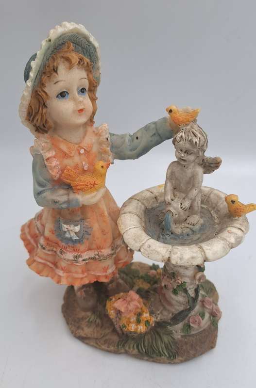 Vintage Figurine 16cm(h) x 12,5cm x 6,5cm (The maker stamp is off)