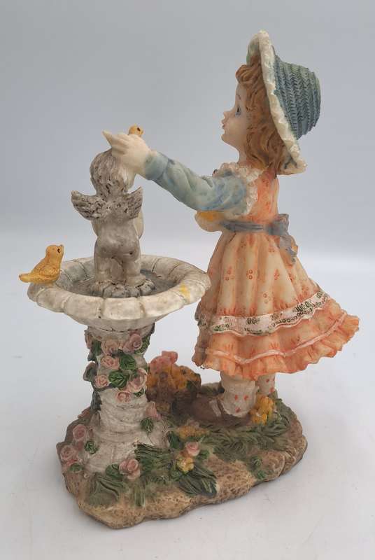 Vintage Figurine 16cm(h) x 12,5cm x 6,5cm (The maker stamp is off)
