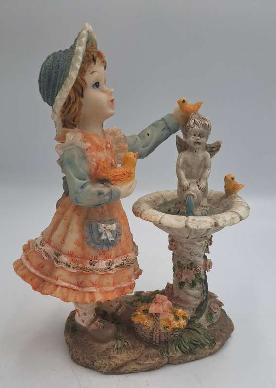 Vintage Figurine 16cm(h) x 12,5cm x 6,5cm (The maker stamp is off)