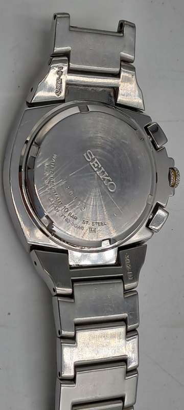 Pre-owned Seiko Chronograph Mens Quartz watch with Blue Dial -working -Crystal Badly scratched