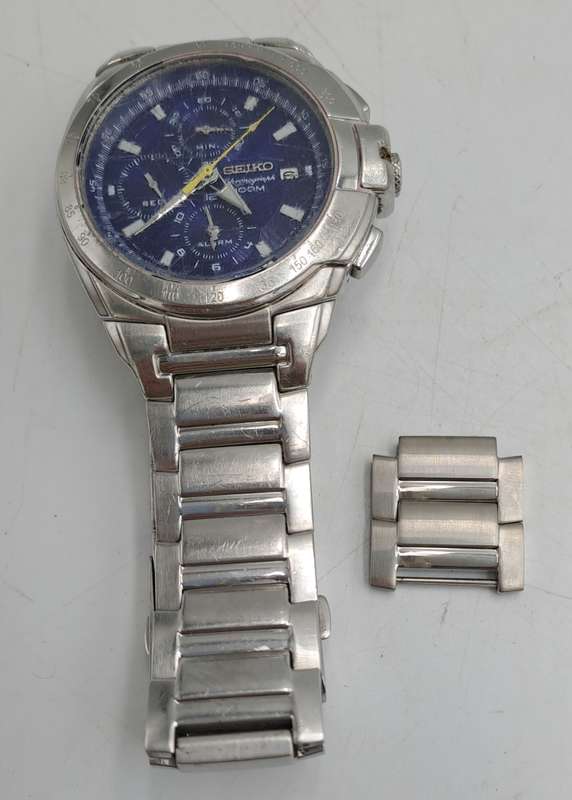Pre-owned Seiko Chronograph Mens Quartz watch with Blue Dial -working -Crystal Badly scratched
