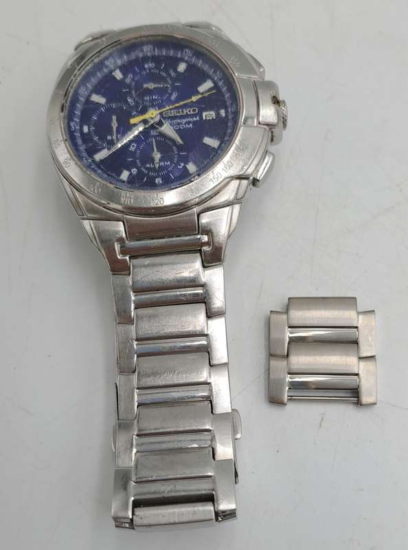 Pre-owned Seiko Chronograph Mens Quartz watch with Blue Dial -working -Crystal Badly scratched
