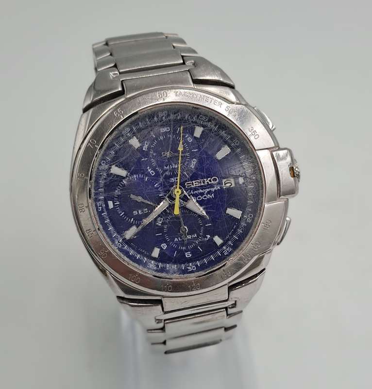 Pre-owned Seiko Chronograph Mens Quartz watch with Blue Dial -working -Crystal Badly scratched