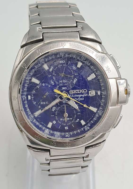 Pre-owned Seiko Chronograph Mens Quartz watch with Blue Dial -working -Crystal Badly scratched