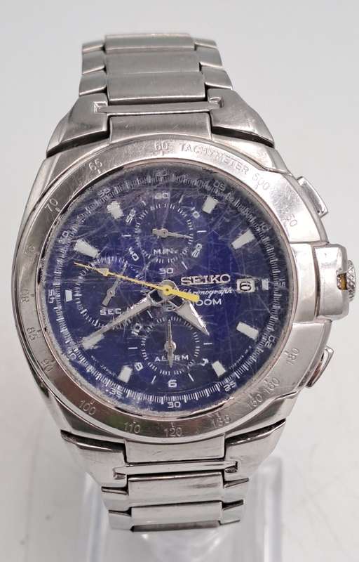 Pre-owned Seiko Chronograph Mens Quartz watch with Blue Dial -working -Crystal Badly scratched